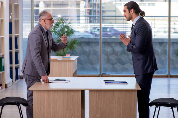 Два бизнесмена обсуждают бизнес-проект