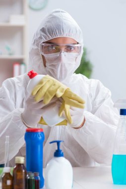 Kimyager banyo malzemelerinin kalitesini kontrol ediyor.