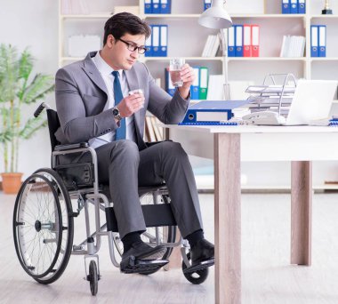 Ofiste çalışan engelli işadamı