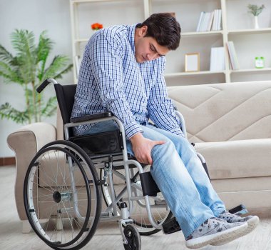 Evde acı çeken engelli genç adam.