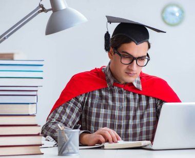 Sınavlara çalışan süper kahraman öğrenci.