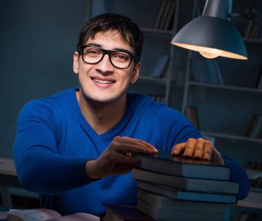 Gece geç saatte kütüphanede sınavlara hazırlanan öğrenci