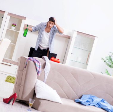 Ev partisinden sonra evde dağınık bir adam