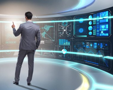 Veri madenciliğinde sanal düğmeye basan adam