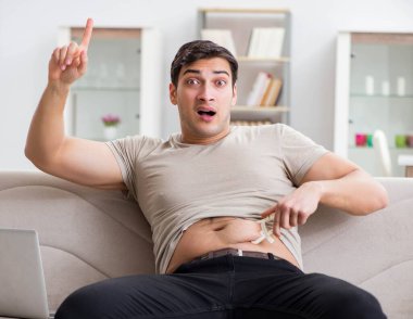 Vücut yağlarını kalibre ile ölçen adam.