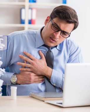 Ofiste çalışan son derece meşgul bir iş adamı.