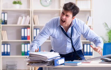 Kızgın işadamı çok fazla çalışmaktan bıktı.