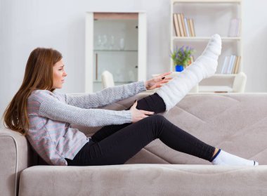 Evde bacağı kırık genç bir kadın var.