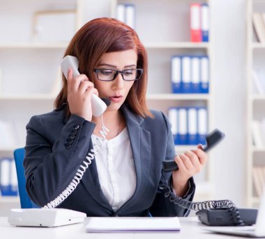 Sinirli çağrı merkezi asistanı çağrılara yanıt veriyor