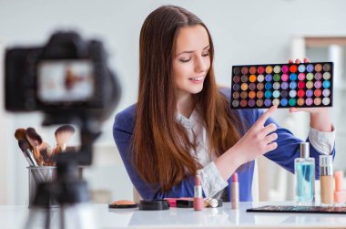 Güzellik moda blogcusu video kaydediyor