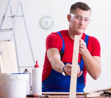 Müteahhit atölyede çalışıyor.