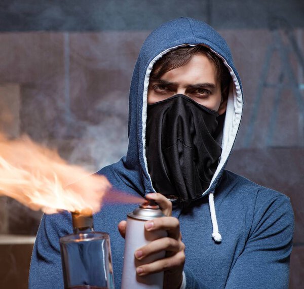 Мятежник с коктейлем Молотова в темной комнате