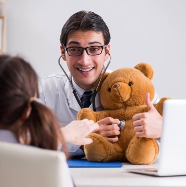 Küçük kız düzenli check-up için doktoru ziyaret ediyor.