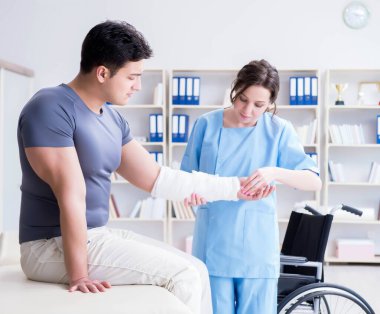 Hastanede yaralanma kontrolü sırasında doktor ve hasta.