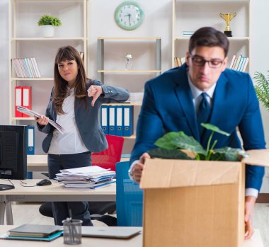 İşinden kovulan kişi.