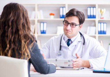 Sağlık sigortası dolandırıcılığı konseptinde genç doktor