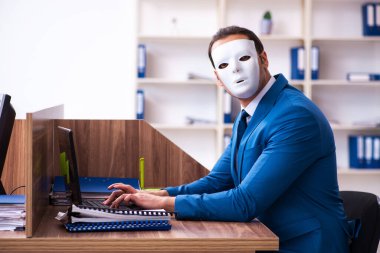 Ofiste maske takan genç bir erkek.