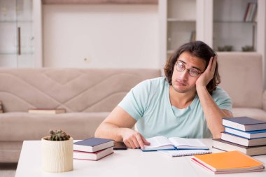 Evde sınava hazırlanan genç bir erkek öğrenci.