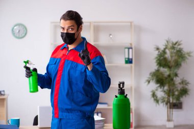 Genç erkek müteahhit dezenfekte ofisi