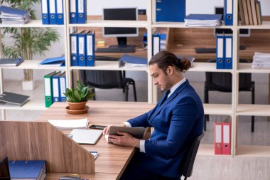 Ofiste çalışan genç bir erkek.