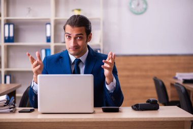 Ofiste çalışan genç bir erkek.