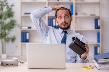 İş yerinde sanal gözlük takan genç bir erkek çalışan.