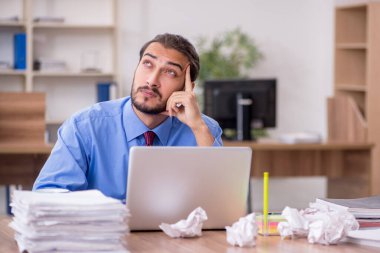 Beyin fırtınası konseptinde genç bir erkek çalışan.