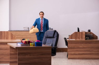 Genç erkek çalışan Noel 'i işyerinde kutluyor