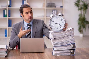 Zaman yönetimi konseptinde genç erkek çalışan