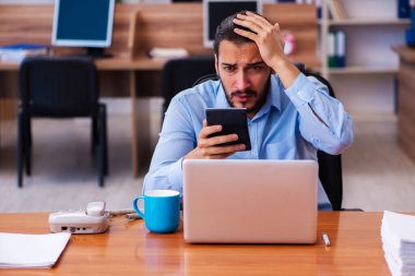 Ofiste çalışan genç bir erkek.