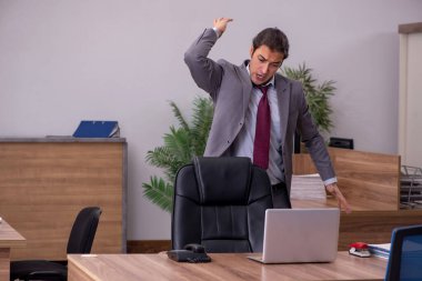 Ofiste kabadayılık taslayan genç bir işadamı.