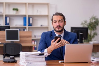 İş yerinde çalışan genç bir işadamı