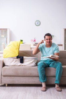 Genç erkek ebeveyn yeni doğan bebeğe evde bakıyor.