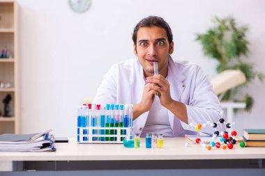 Laboratuvarda çalışan genç bir kimyager.