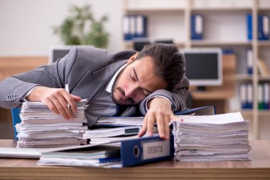 Genç işadamı aşırı çalışmaktan memnun değil.