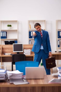 Ofiste çalışan genç bir erkek.