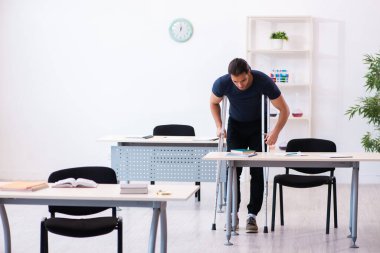 Kazadan sonra genç bir erkek öğrenci sınavlara hazırlanıyor.