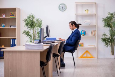 Ofiste çalışan genç bir erkek.