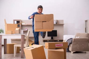 Genç adam yeni daireye taşınıyor.