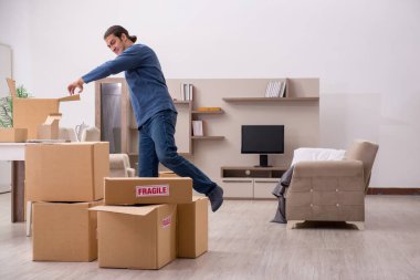 Genç adam yeni daireye taşınıyor.