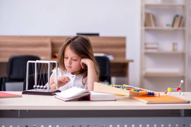 Evde sınava hazırlanan küçük kız.