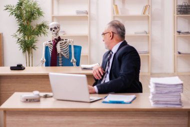 Ofiste çalışan ölü bir çalışan.