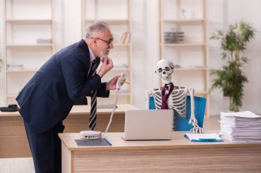 Ofiste çalışan ölü bir çalışan.