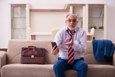 Eski erkek patron işten eve geliyor.