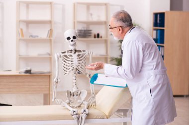 Ölü hasta yaşlı erkek doktoru ziyaret ediyor.