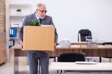 Eski erkek çalışanın işinden kovulması.