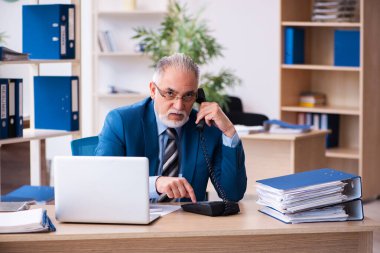 Yaşlı muhasebeci işyerinde aşırı çalışmaktan memnun değil.