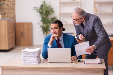 Ofiste çalışan iki çalışan.