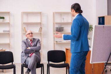 İş görüşmesi konseptinde iki erkek çalışan