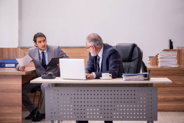 Eski patron ve genç erkek asistan ofiste.